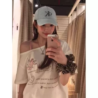 เสื้อยืดโอเวอร์ไซส์เกาหลีน่ารักๆ สีขาว เสื้อปาดไหล่สาวอวบใส่ได้ เสื้อยืดสวยๆผู้หญิงที่กําลังฮิต สตรีทกําลังฮิตปิดไหล่XXL