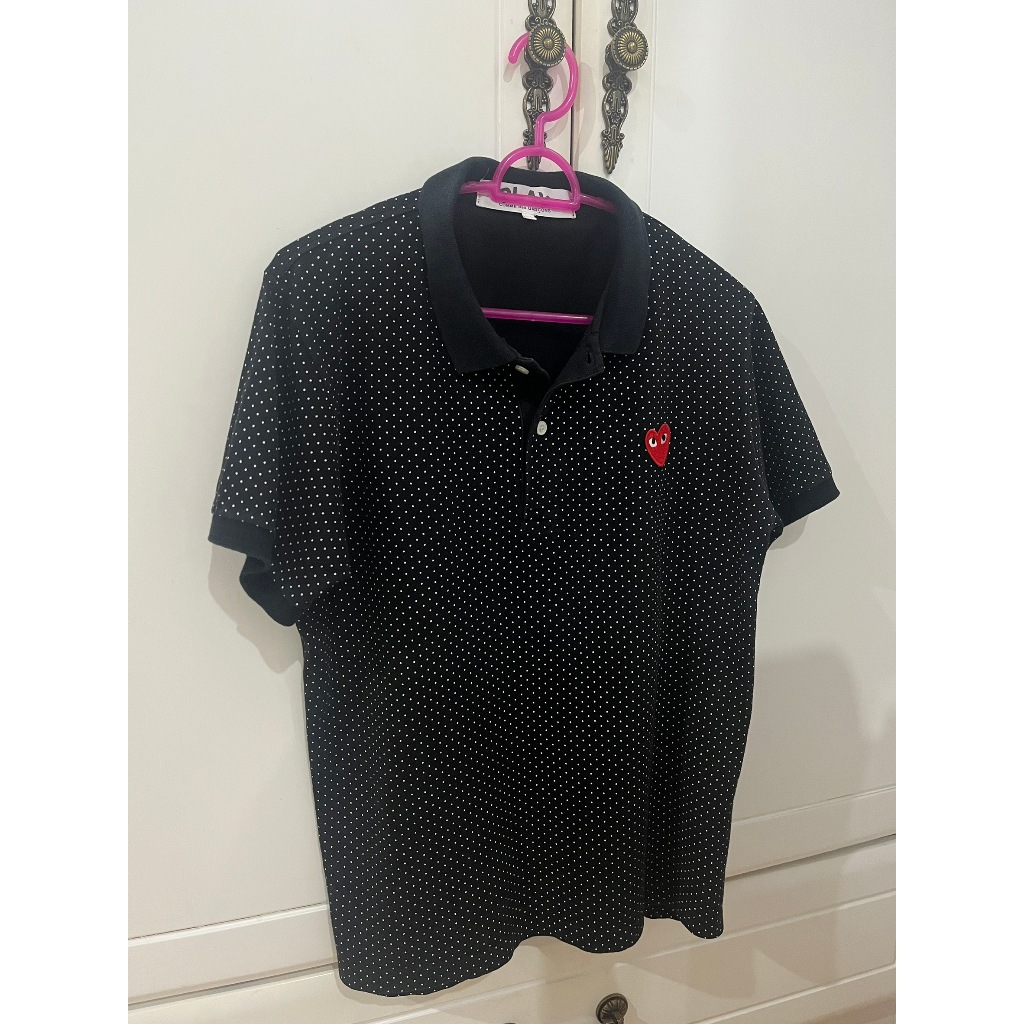 PLAY COMME des GARÇONS เสื้อโปโลสีกรมลายจุดขาวโลโก้แดง