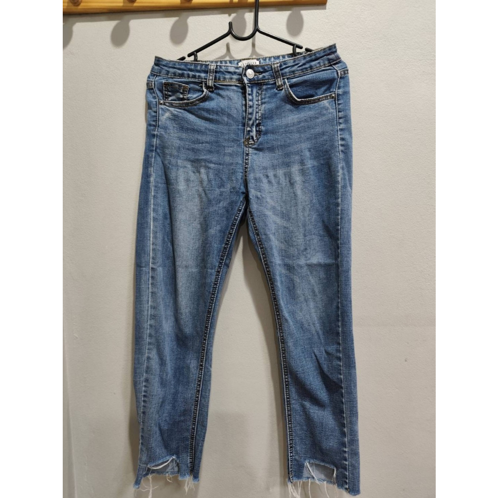 B7  กางเกงยีนส์ผู้หญิงขายาว   แบรนด์ : WOW    ขนาด-วัดจากหน้าผ้า  รอบเอว 26 นิ้ว