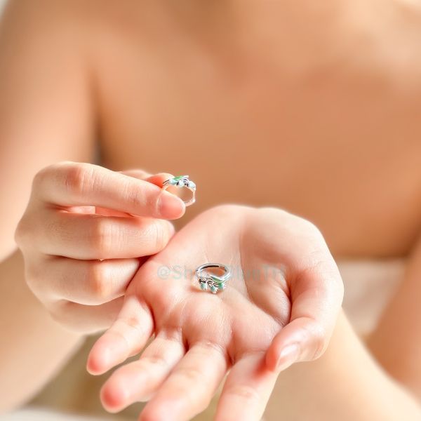 Shiny Blue Earring ต่างหูดอกไม้ Lilly of the Valley รูปแบบห่วง