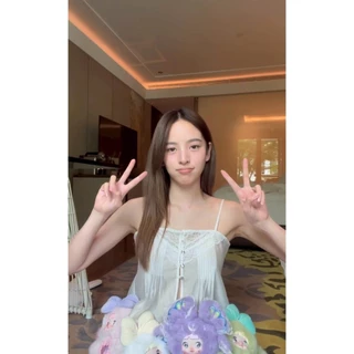 BY IRA(2025.9)เสื้อสายเดี่ยวลูกไม้ แต่งลูกไม้ช่วงอก กระดุมหน้า จับจีบด้านหน้า สายปรับได้ ผ้าใส่สบาย ต้องมีติดตู้ค้าสาวพะ