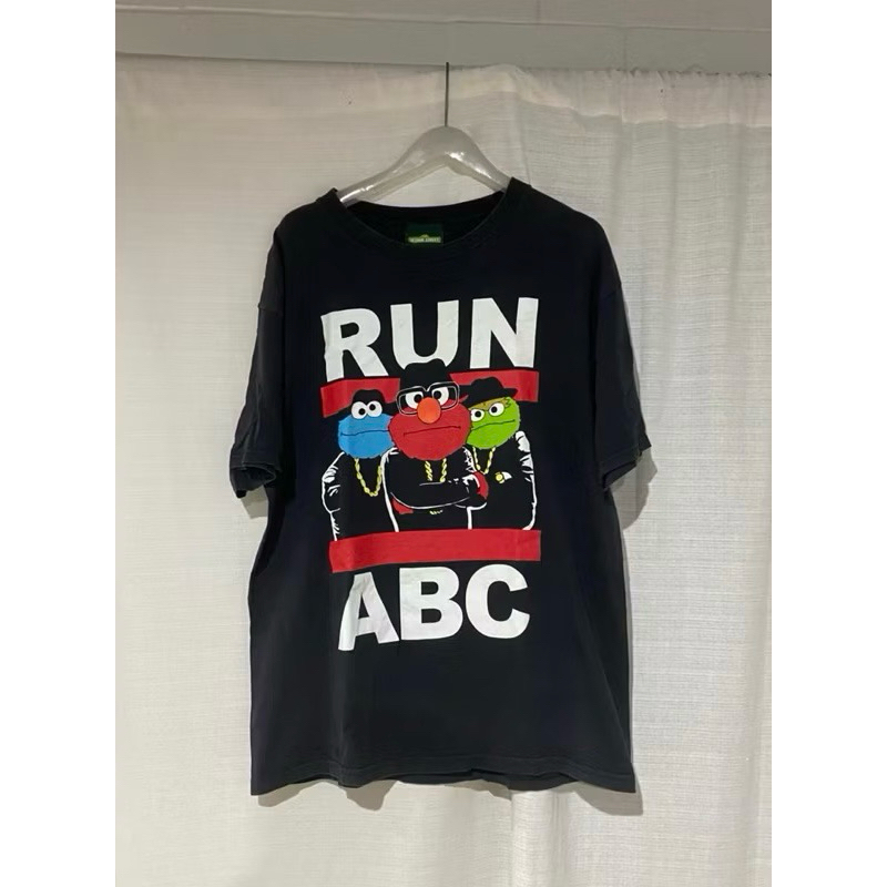 เสื้อ 123 Sesame Street Run Abc Rap Big Screen Printed Tee มือ2 ไซร้L อก 22นิ้ว ยาว 29นิ้ว ราคา 900 