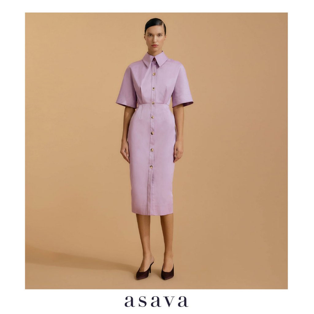 [asava ss25] Elara Shirt Dress เชิ้ตเดรสผู้หญิง แขนสั้น แต่งกระดุมหน้า กระเป๋าข้างแต่งดีเทลจับจีบด้านหน้าและหลัง ผ่าหลัง