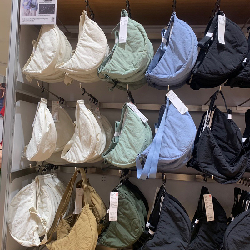 uniqlo 100% กระเป๋าทรงครึ่งวงกลม คาดอก สะพายข้าง ผ้าไนลอนเบา ทนทาน ของแท้💯💯จากช็อป