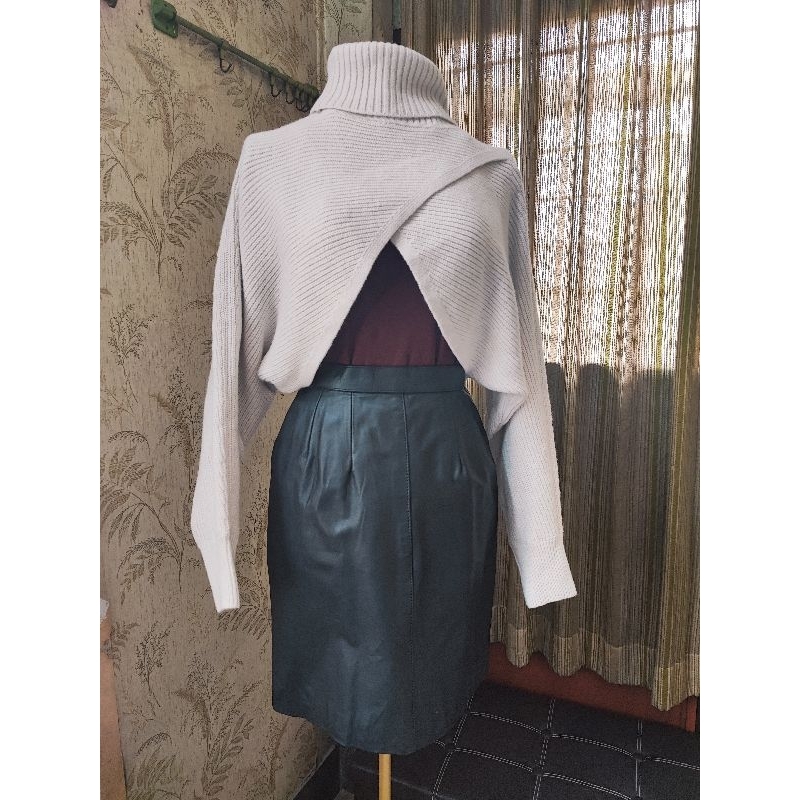 เสื้อสเวตเตอร์ GU คอเต่า ตัวสั้น ทรงเก๋ สีครีม