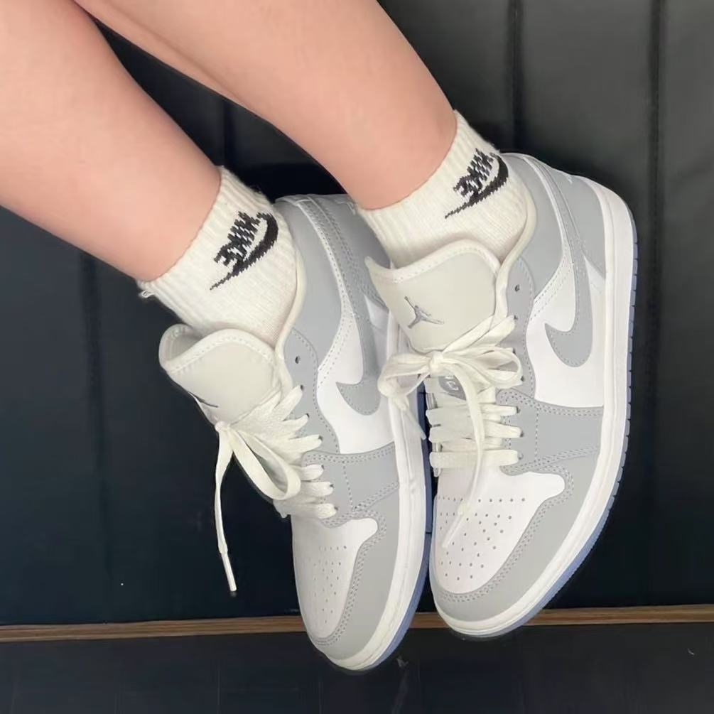 ⭐ (ของแท้ 100 % ) Nike Air Jordan 1 Low DC0774-105 ขาว/เทา/น้ำเงิน