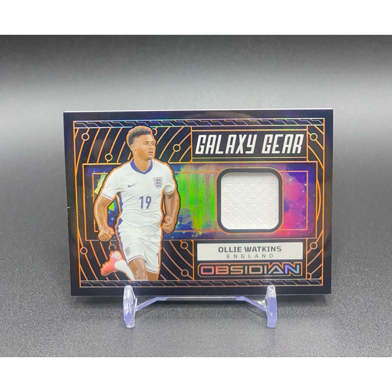 การ์ดฟุตบอล👕ชิ้นส่วนผ้า OLLIE WATKINS ENGLAND GALAXY GEAR /99 2023-24 PANINI OBSIDIAN SOCCER