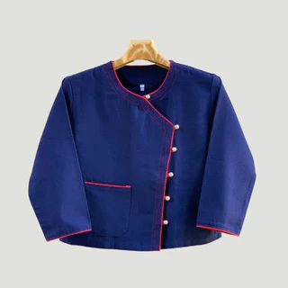 เสื้อผ้าฝ้ายชินมัย คอกลมป้ายกระเป๋า กระดุมสีเงิน งานกุ้นสีตัดกับสีเสื้อ สวมใส่ได้ทุกงานดูดี ตามแบบชาวล้านนา