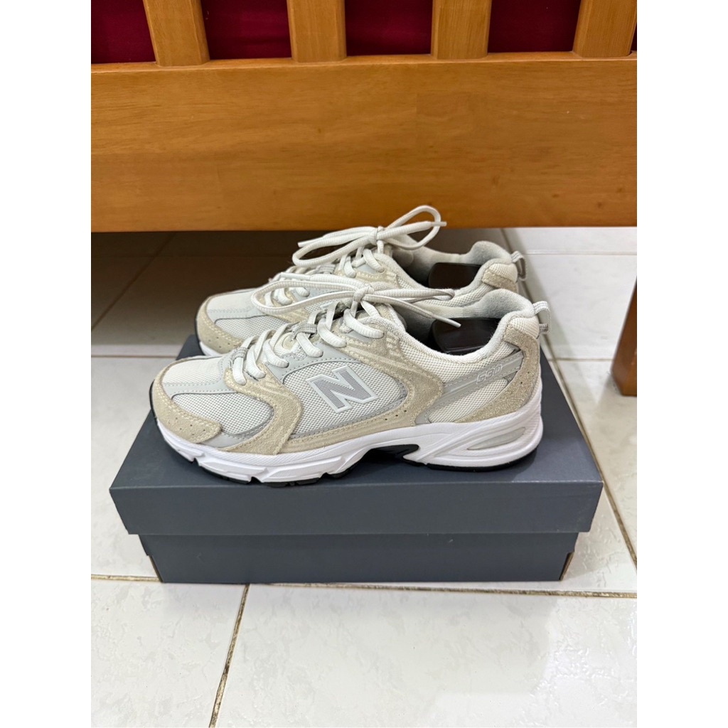 รองเท้าผ้าใบมือสอง ของแท้ 100% NEW BALANCE 530 สี MR530CE (Sea Salt / Grey Matter)