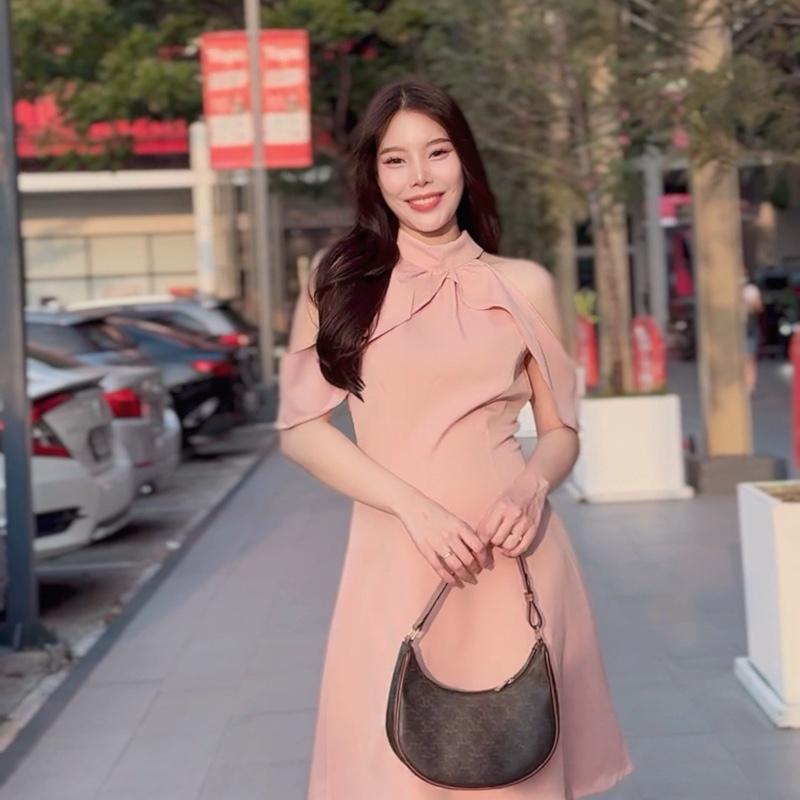 D309 เดรสผ้าบาร์บี้ เปิดไหล่ ยาว 36-37มีไซส์ S-3XL ใส่ทำงาน ออกงาน ทางการ สวยน่ารัก Women Lady Dress