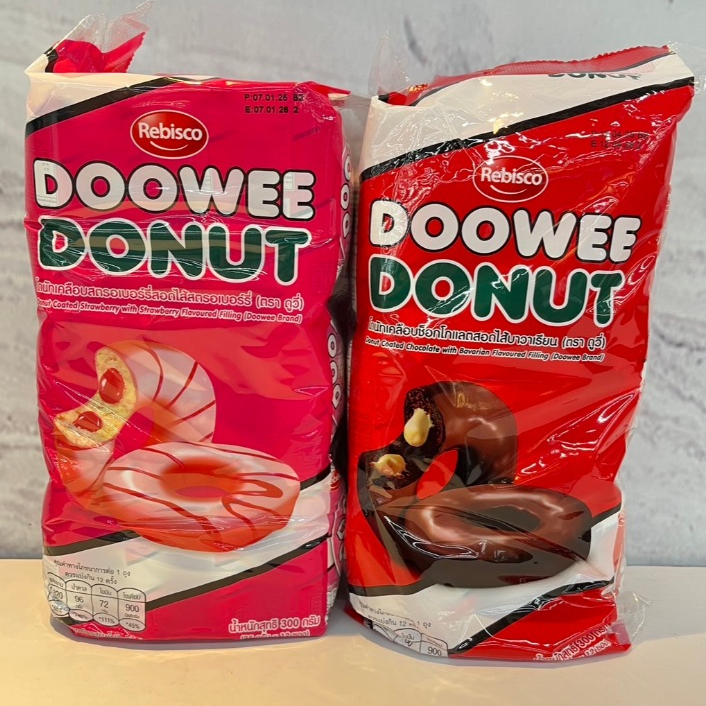 DOOWEE DONUT ดูวี่  โดนัทเคลือบช็อกโกแลตและสตรอเบอร์รี่ นำ้หนักสุทธิ 25 กรัม x 12 ซอง