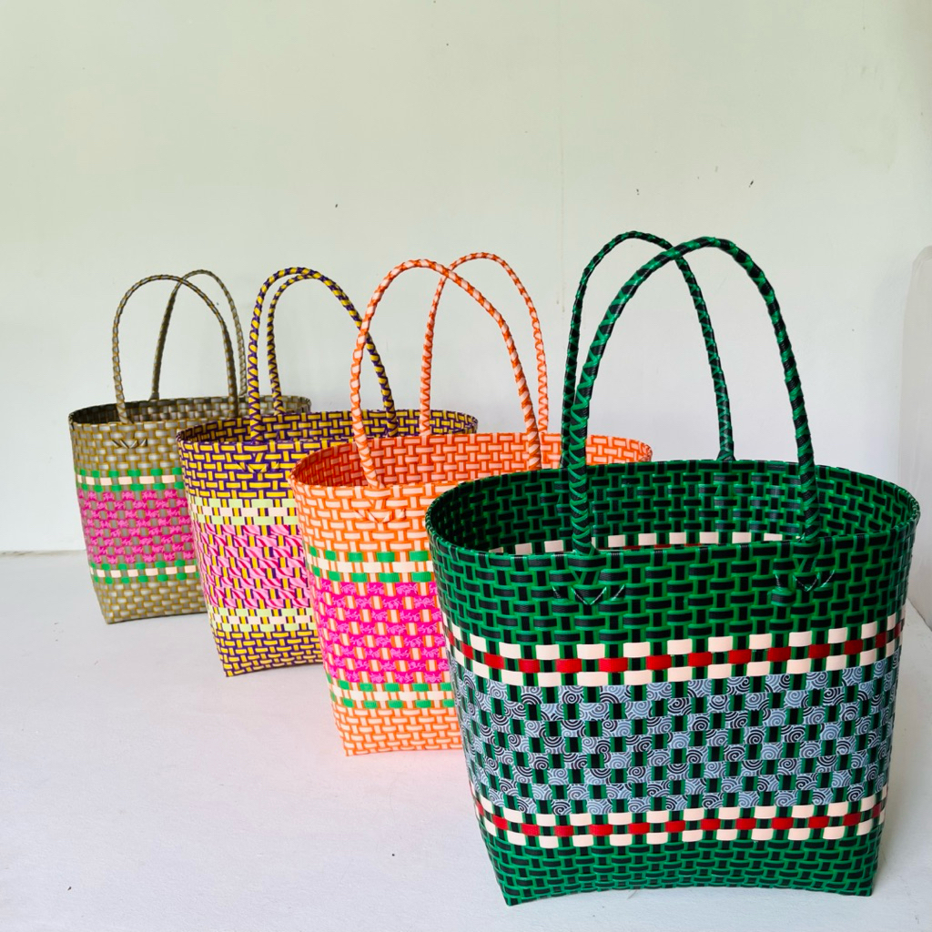 กระเป๋าเป้สานเส้นพลาสติกตะกร้าจ่ายตลาดใส่ของขนาดกว้าง 24 ยาว 35สูง 33ซม.เส้นรอบวงปากตะกร้า 111 ซม.สายสูง 18 เซนติเมตร