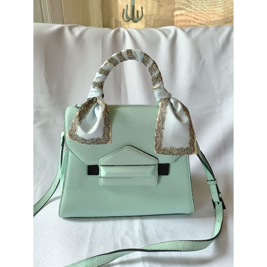 ♥️กระเป๋าหนังมือ2 Finn Esker♥️แบรนด์ดังสวีเดน♥️สภาพ 80% สีฟ้าอ่อน♥️ทรงกล่องตั้งได้♥️มีสายยาวปรับได้(