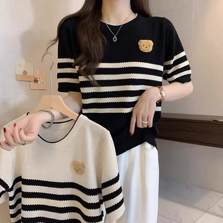 (พร้อมส่งที่ไทย#18045)เสื้อแขนสั้นผู้หญิงไหมพรมถักผ้านิ่มใส่สบาย คอกลมแฟชั่นทรงเกาหลีปักป้ายลายหมี