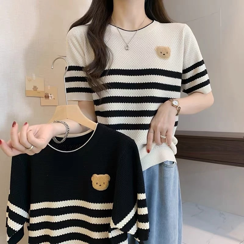 (พร้อมส่งที่ไทย#18045)เสื้อแขนสั้นผู้หญิงไหมพรมถักผ้านิ่มใส่สบาย คอกลมแฟชั่นทรงเกาหลีปักป้ายลายหมี