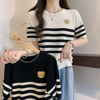 (พร้อมส่งที่ไทย#18045)เสื้อแขนสั้นผู้หญิงไหมพรมถักผ้านิ่มใส่สบาย คอกลมแฟชั่นทรงเกาหลีปักป้ายลายหมี