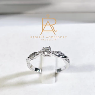 แหวนเงินแท้เม็ดชูฝังเพชร Moissanite 0.3 กะรัต ทรงกลม ก้านลายถักฝังบ่าข้าง ชุบทองคำขาว