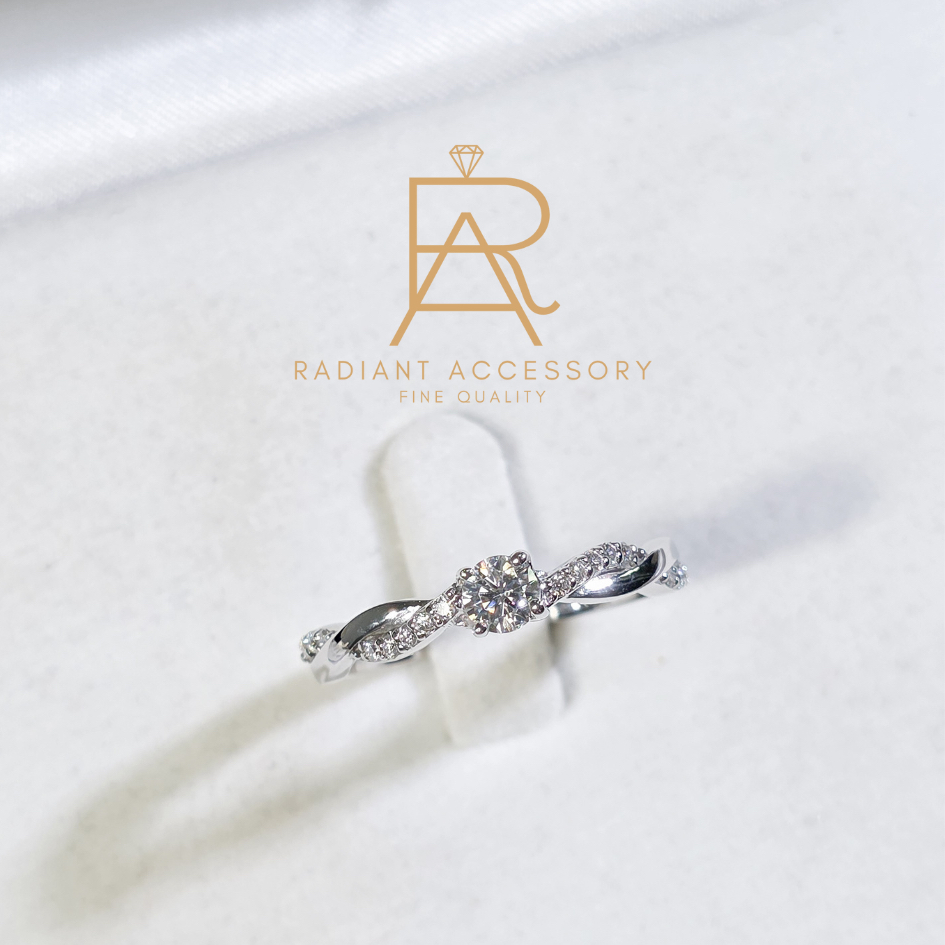 แหวนเงินแท้เม็ดชูฝังเพชร Moissanite 0.3 กะรัต ทรงกลม ก้านลายถักฝังบ่าข้าง ชุบทองคำขาว