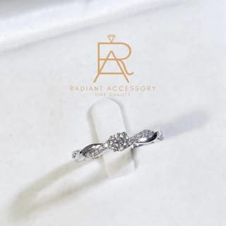 แหวนเงินแท้เม็ดชูฝังเพชร Moissanite 0.3 กะรัต ทรงกลม ก้านลายถักฝังบ่าข้าง ชุบทองคำขาว