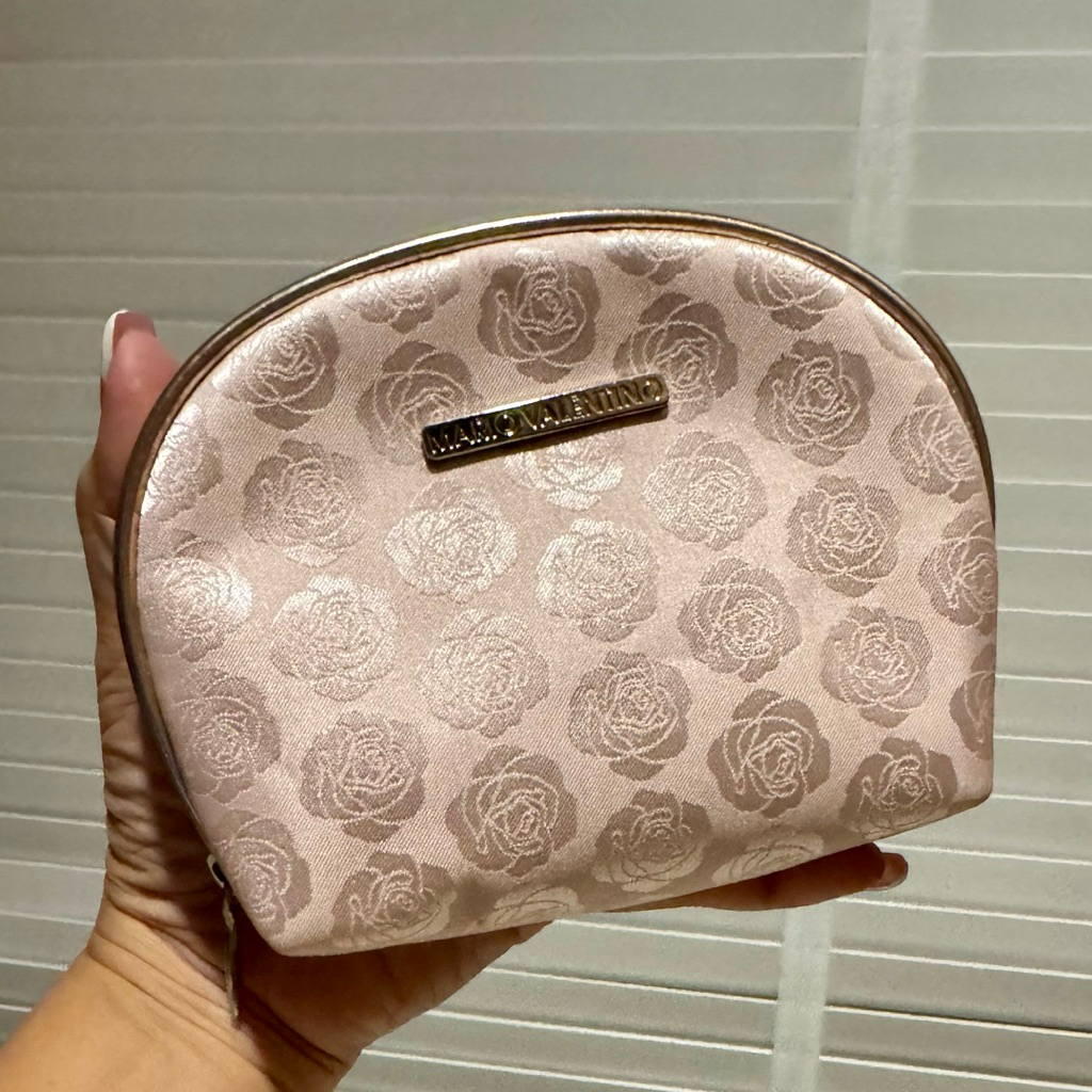 กระเป๋าใส่เครื่องสำอางค์ " M ARIO V A L E N T I N O " 🌹15x3 cm. สูง 9 cm. 🌹