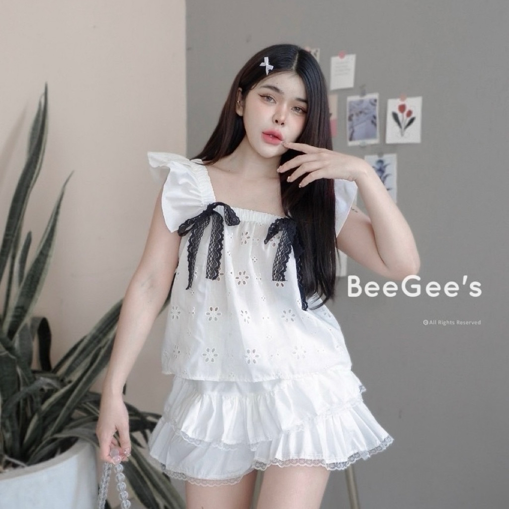 🌸OPV🌸 Roses Cuties เสื้อคอเหลี่ยม ผ้าคอตตอน ลายดอกไม้ แต่งโบว์ฉลุดำ เสื้อลายดอกไม้