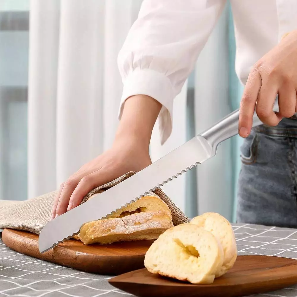 มีดตัดขนมปัง มีดใบเลื่อย มีดหั่นขนมปัง(Bread Knife) มีดตัดเค้ก แบบฟันหยัก สแตนเลสไร้รอยต่อ ขนาด 13 นิ้ว