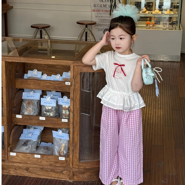 สินค้าในสต็อกเสื้อผ้าเด็กฤดูร้อน เสื้อยืด โบว์ เด็กผู้หญิง น่ารัก ปลายเสื้อระบาย ชุดสองชิ้น