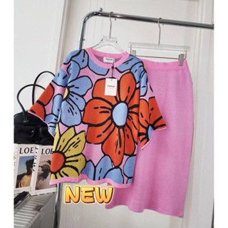 เซ็ตกระโปรงสีพื้นเสื้อทอลายดอกไม้ใหญ่ทั้งตัว
