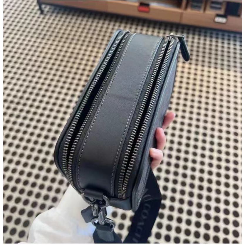 ของแท้💯%/Outlet 7.6-นิ้วกระเป๋าสะพายผู้ชายแฟชั่นคลาสสิกกระเป๋ากล้องซิปคู่ของขวัญผู้ชาย