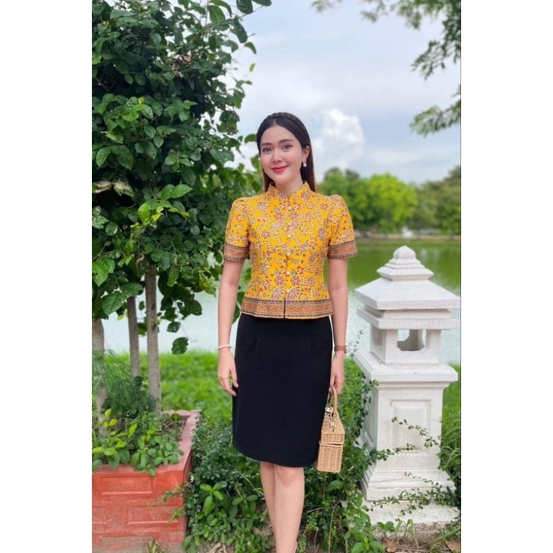 เสื้อผู้หญิงสีเหลือคือจีนสวยเรียบๆแต่ดูดีเนื้อผ้าคอตตอลลายปาเต้ะงานอัดผ้ากาวอย่างดีใส่สบายไม่ร้อนระบายอากาสได้ดีสีเหลือง