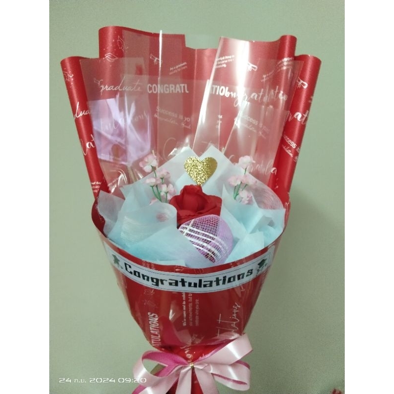 ช่อกุหลาบแดง congratulation ใส่ธนบัตรได้ 10 ใบ