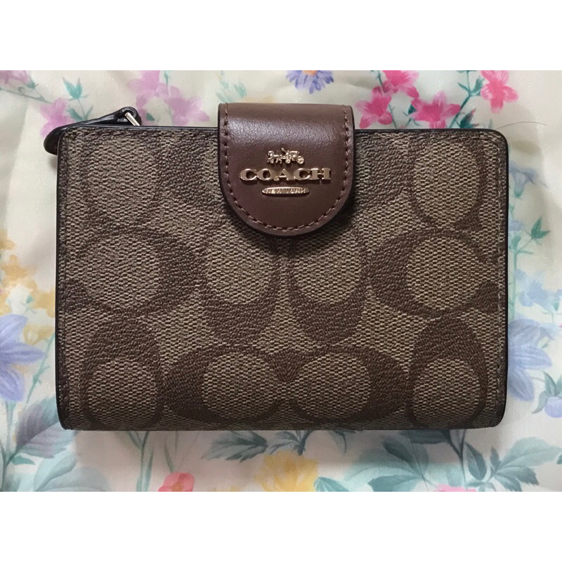 ✔️ของแท้ ❤️ พร้อมส่ง กระเป๋าสตางค์ผู้หญิง  Coach C0082 Medium Corner Zip Wallet In Signature Canvas 