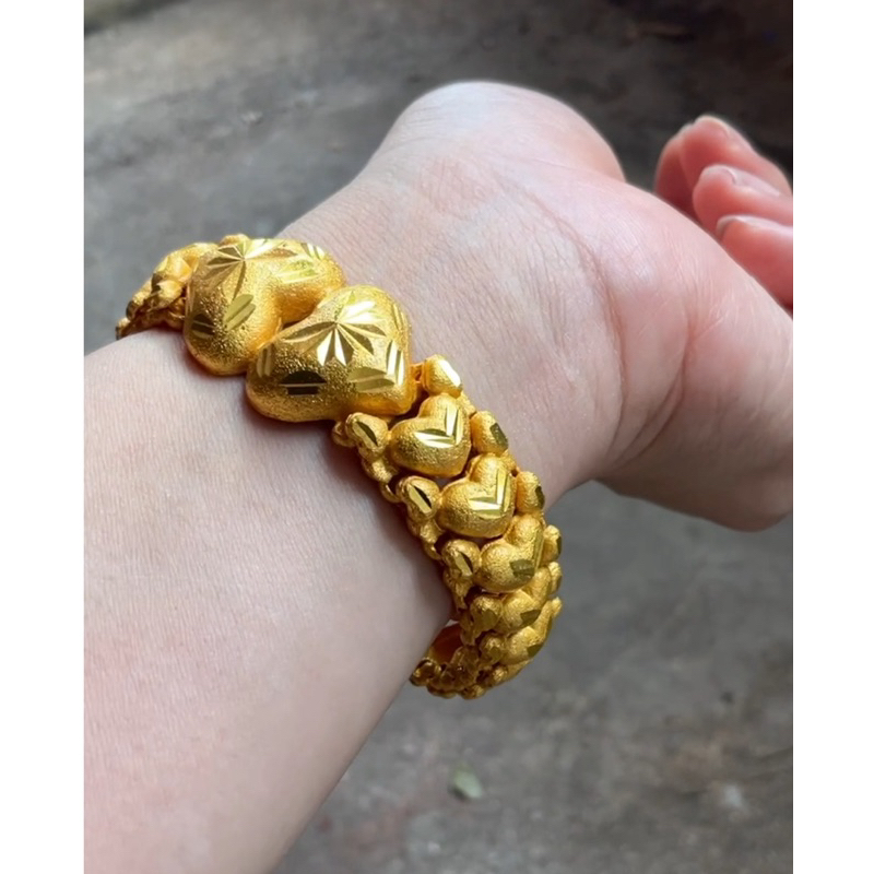 สร้อยข้อมือเลทหัวใจหน้าชนหัวใจเรียงรอบเส้น5บ.ทองหุ้มฟรีกล่องฟรีตะขอ