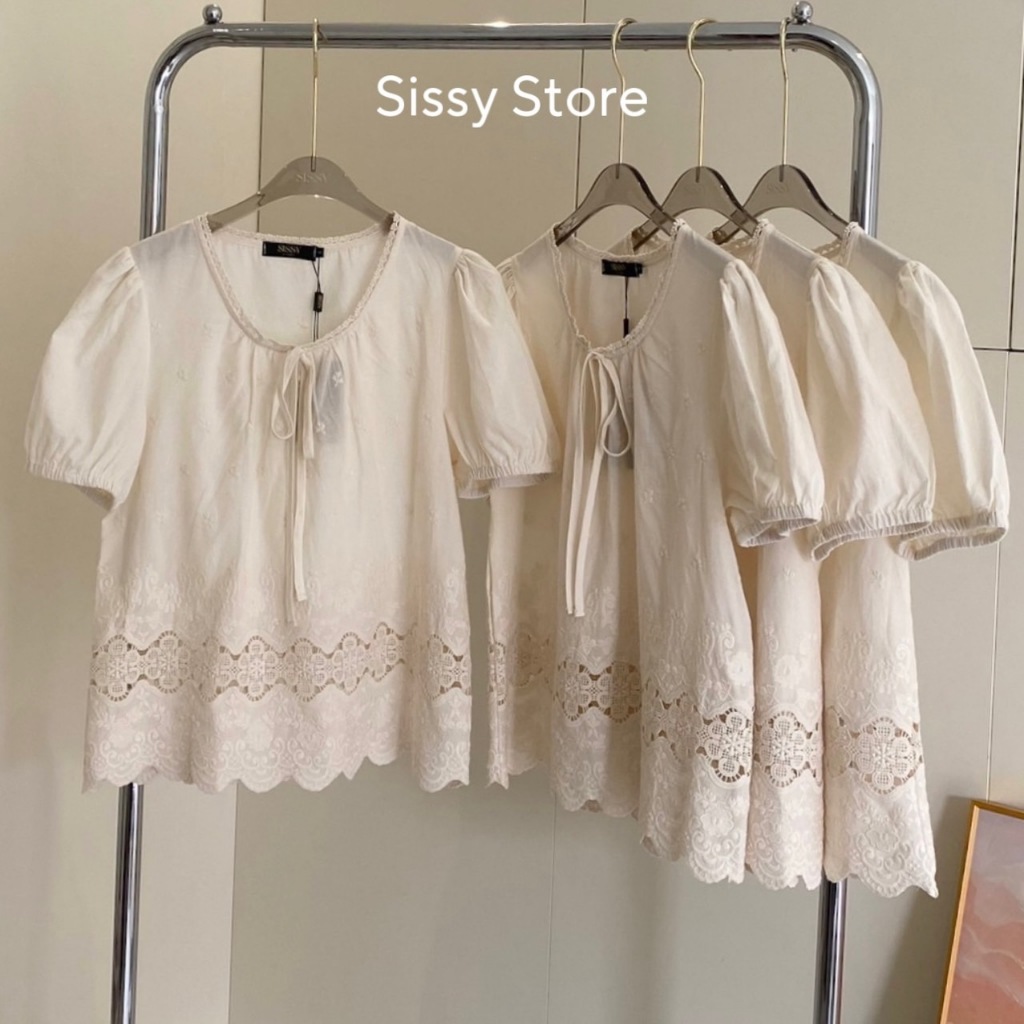D37 SISSY : เสื้อลลูกไม้คอกลม สีครีมแต่งปักฉลุลายดอกไม้ละมุน แขนตุ้กตาไม่พองมาก ปลายแขนยืดได้ แต่งด้วยโบว์น่ารัก