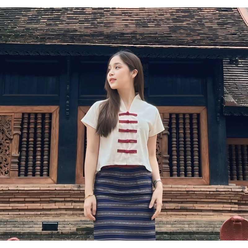 🧧เสื้อพื้นเมืองผู้หญิง คอวีสุภาพเรียบร้อย กระดุมจีนสีเลือดนก