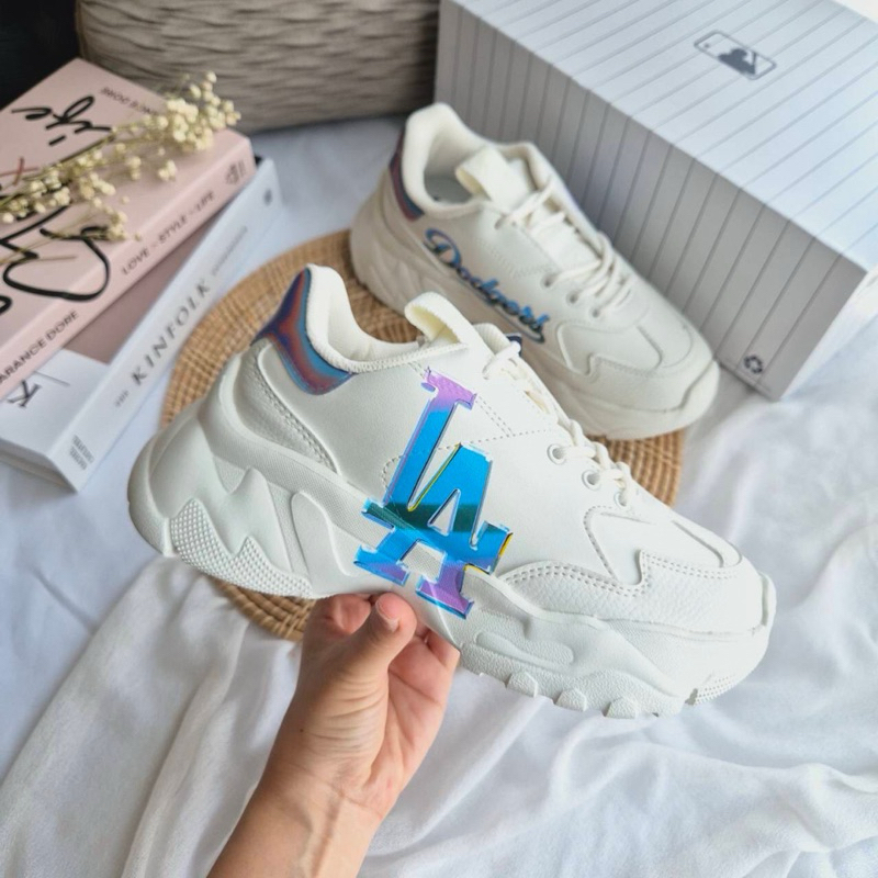 พร้อมส่ง [ใช้โค้ด30%ลด฿1,000] ของแท้💯‼️ MLB Bigball Chunky A Metal logo LA รองเท้าสีขาว โลโก้สกรีน L