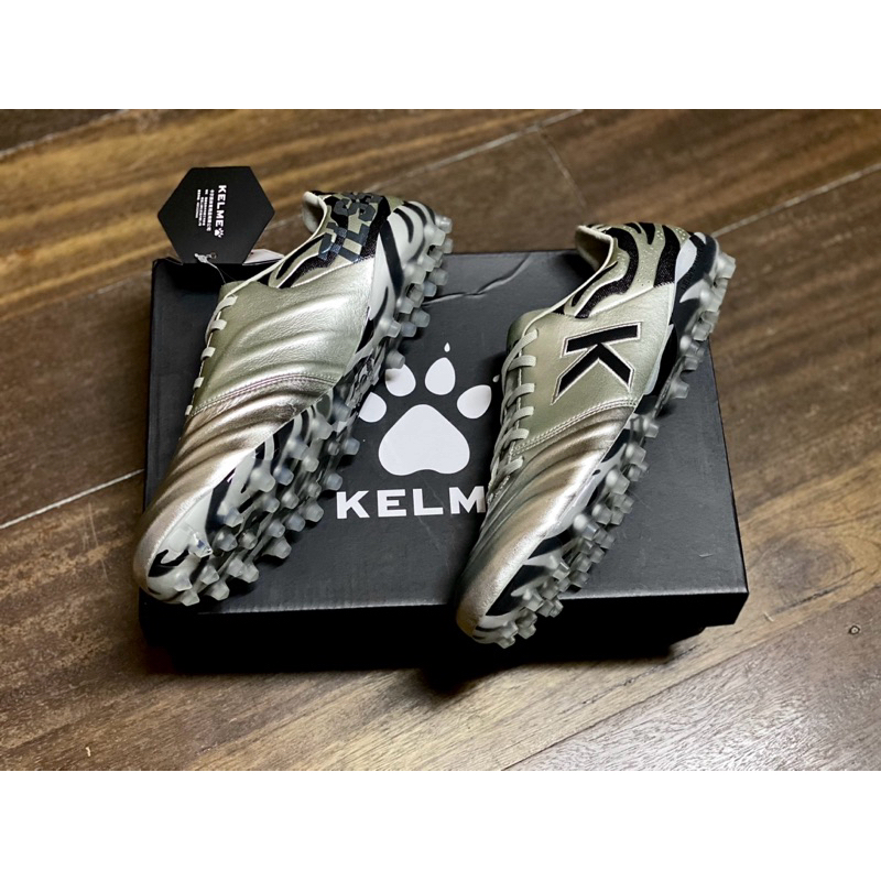 Kelme X Tlss MG หนังจิงโจ้สีเงิน (มีไซส์ 260)