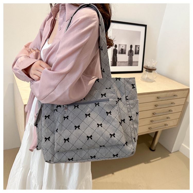 C234 ส่งจาก🇹🇭 กระเป๋าสะพายผ้าลูกฟูก ลายโบว์  น่ารักเวอร์ ขนาด 13 นิ้ว ส่วนที่ยาวสุด - รูปที่ 2