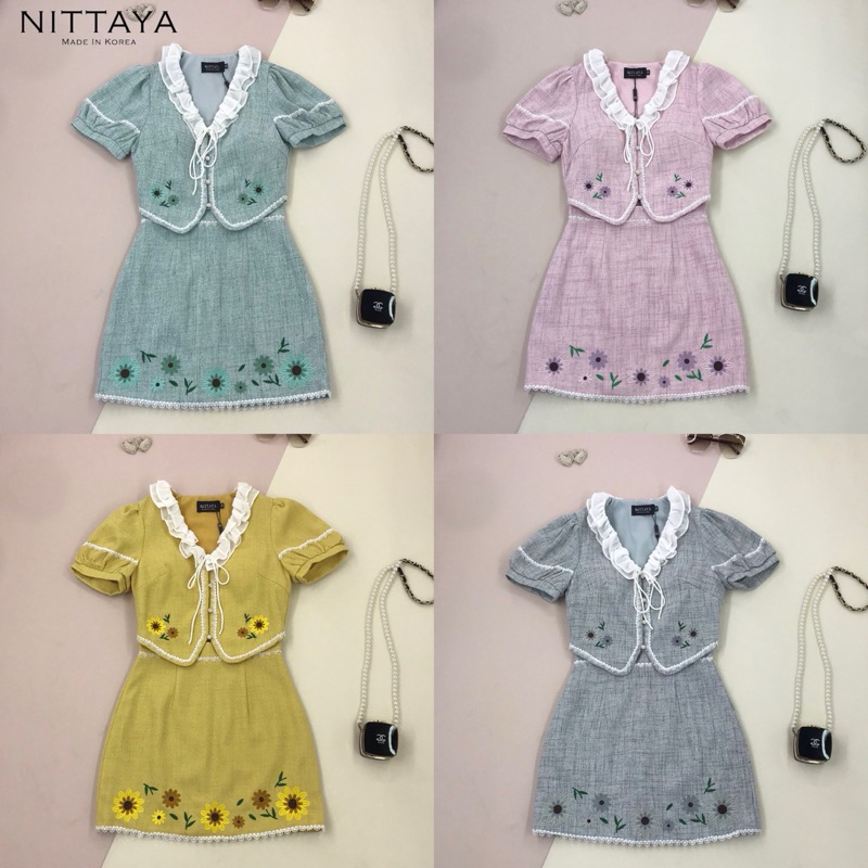 [NITTAYA] D2539 ชุดเซตเสื้อคอระบายแขนตุ๊กตาสายผูกโบว์ปักแต่งดอกไม้+กระโปรงสวยหวานละมุนลูกคุณมาก ใส่เที่ยว ออกงาน คาเฟ่