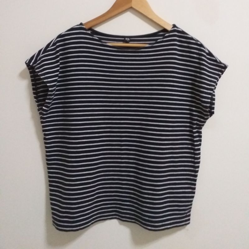 เสื้อแฟชั่นทอลายริ้วดำขาว ผ้านิ่ม u.ni.qloมือ2 สภาพดี มีตำหนิคอสีหมองนิดนึง (u25)