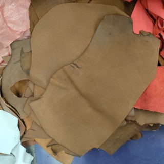 เศษหนังแท้-หนังขัด  สีน้ำตาลหนา 1.5-2.0มม. -ขนาด : 2ฝ่ามือขึ…