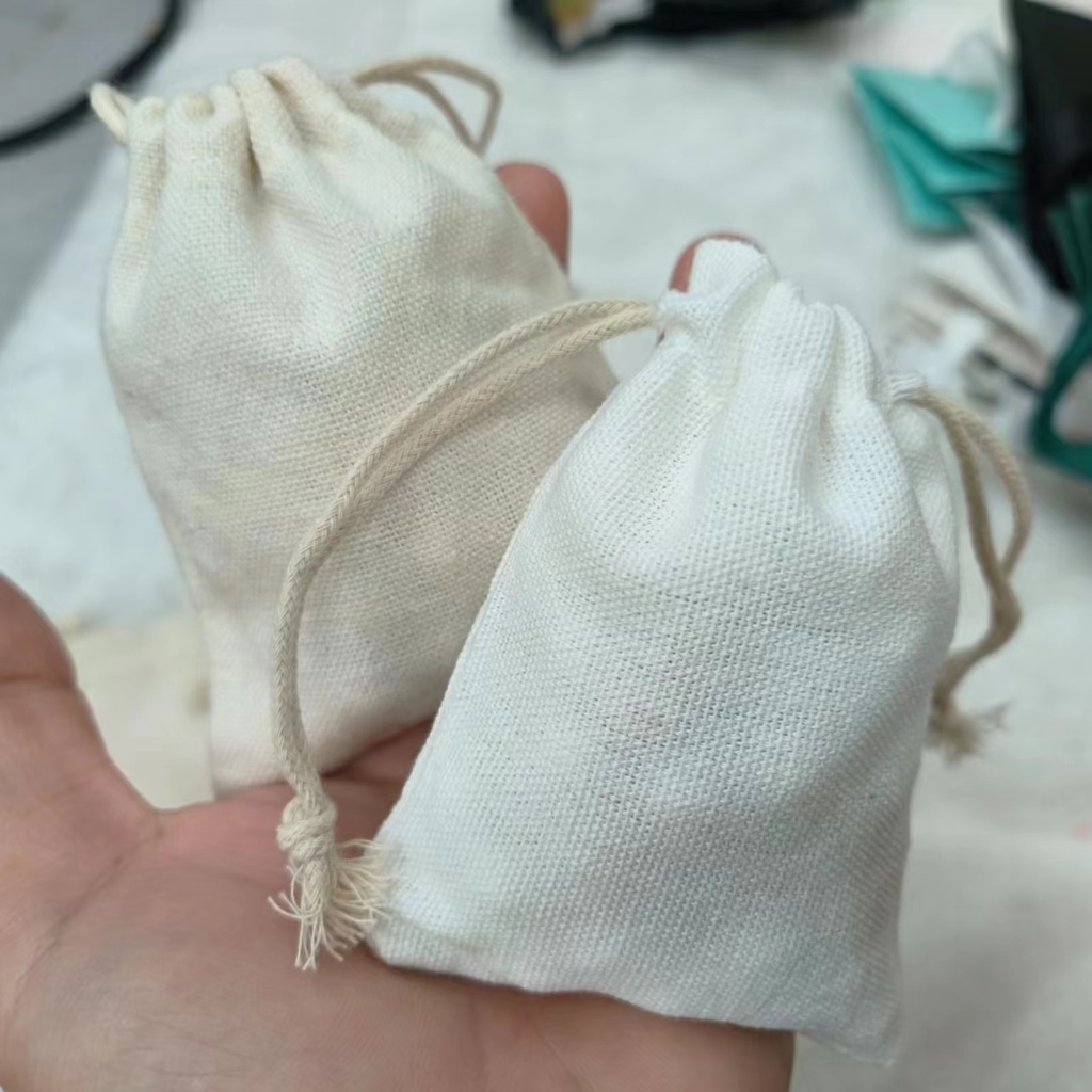 ✅แพ็ค50ใบ✅พร้อมส่ง..ถุงหุรูด ผ้าดิบ ใส่ของ ใส่เครื่องหอม เครื่องประดับ ของชำร่วย ขนาดเล็ก (8*10ซม.)สีธรรมชาติ