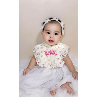 ผ้ากันเปิ้อนเด็กปักชื่อ ผ้าฝ้ายทรงUแต่งระบาย  💝มีลาย จัดส่ง …