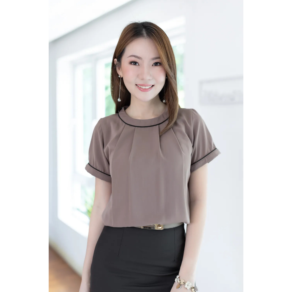 Narinari : MT3417 Folded Front Sophie Blouse เสื้อทำงานผ้าเนียนลื่น