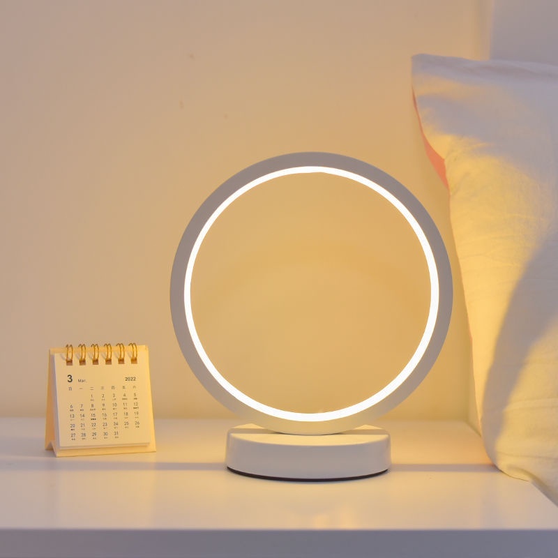 โคมไฟตั้งโต๊ะ LED สีขาวแหวนสร้างสรรค์โคมไฟตั้งโต๊ะนอร์ดิกห้องนอนข้างเตียงประหยัดพลังงานหอพักให้อาหารไฟกลางคืน