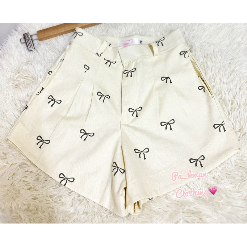 สินค้ามาใหม่ราคาถูก กางเกงขาสั้นทรงบาร์บี้ผ้าคอตตอนยีนส์ ลายพื้นสีครีมลายโบว์ มีบริการเก็บเงินปลายทาง