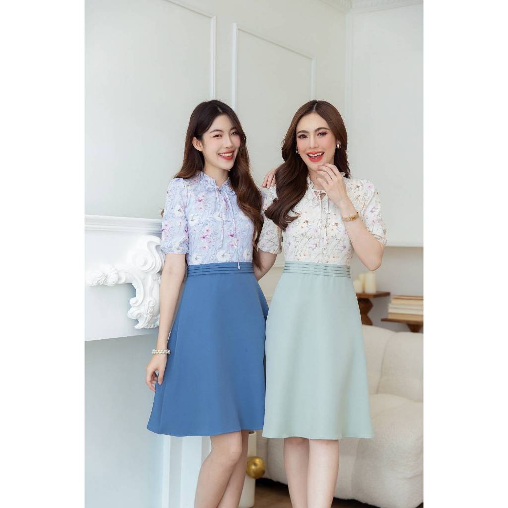 เดรสลายดอกสวยละมุน กระโปรงผ้าพื้น สวยลงตัว มีดีเทลจีบและผูกโบว์ช่วงคอ ช่วงเอวเย็บตีเกล็ดซ้อนเลเยอร์สวย