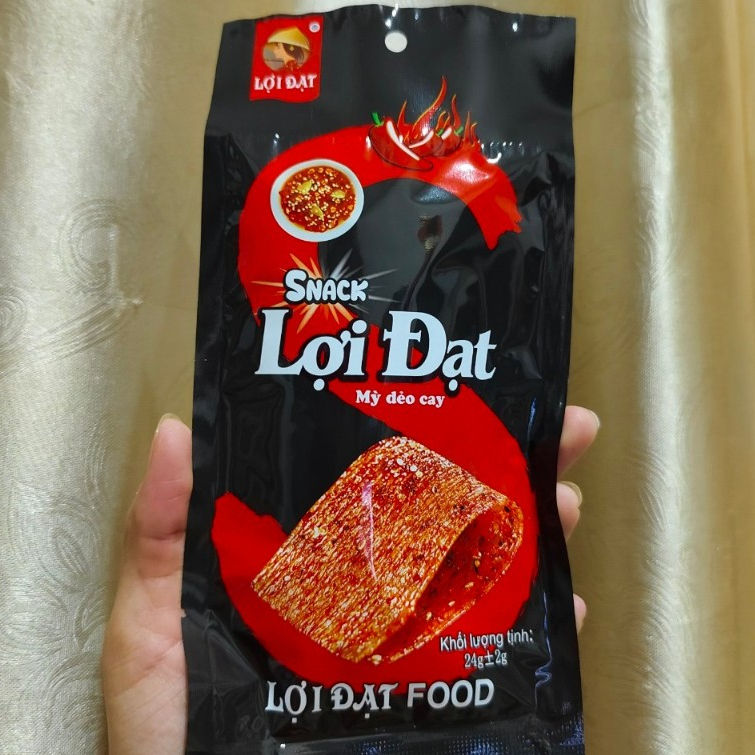 (อร่อยยมากกก หนึบ เหนียว เคี้ยวแล้วซื้อต่อ ) ขนมล่าเถียวเเซ่บเผ็ด หอม ซองดำ แผ่นใหญ่