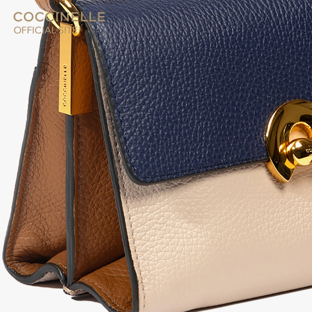 COCCINELLE กระเป๋าสะพายผู้หญิง รุ่น BINXIE 580121 สี ROYAL BLUE/ROSETTE/CUIR