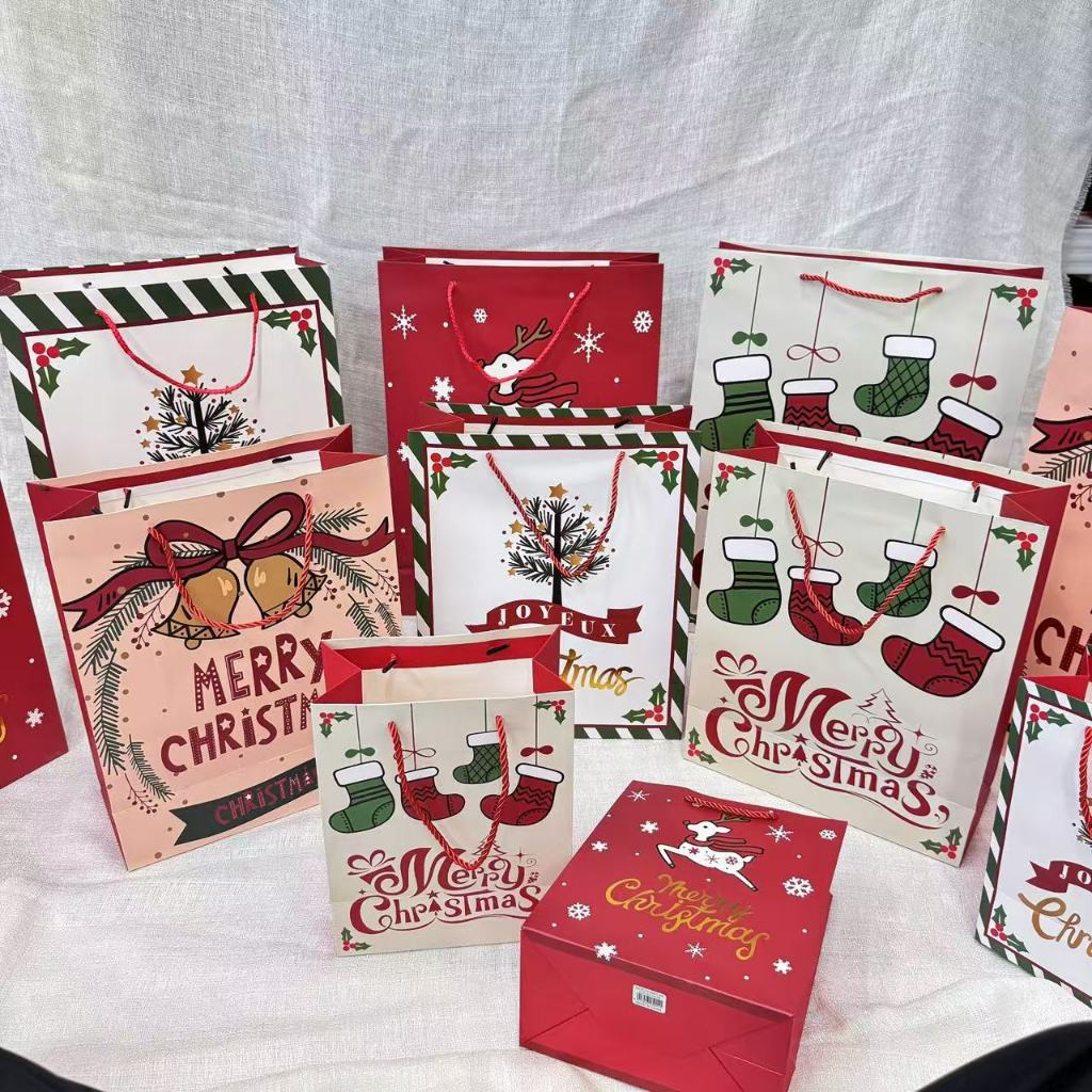 🩵1688🩵พร้อมส่ง..(S/M/L)ถุงของขวัญ Christmas ถุงกระดาษหูหิ้ว กระดาษหนาแข็งแรง มี 4 สี 4 ลายให้เลือก